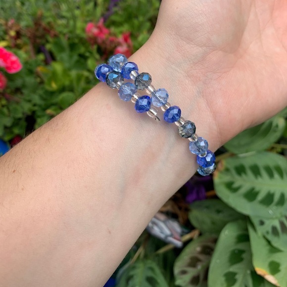 NWOT blue beaded bracelet with silver wire. - Picture 3 of 4